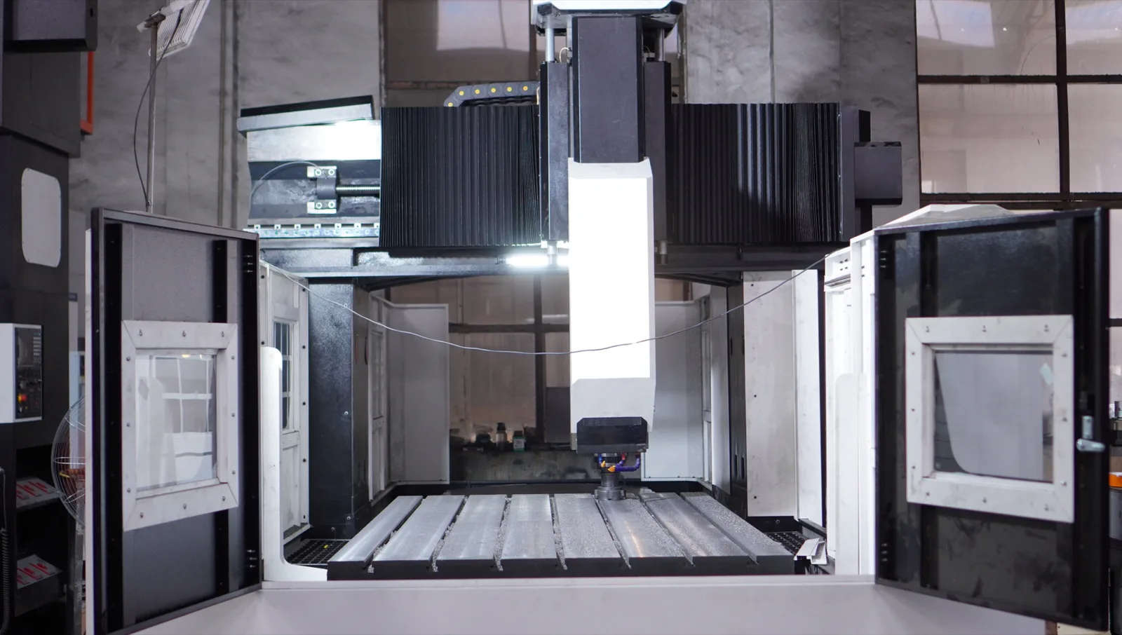 CNC machine worktable and gantry structure