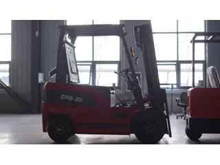 CPD-20 electric forklift - workshop view